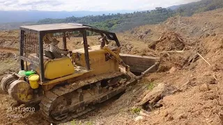 buat teres ( tapak untuk tanam kelapa sawit) menggunakan bull doser