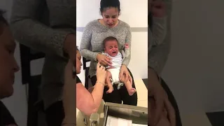 BABY'S FIRST SHOTS/MOM GETS EMOTIONAL/BABY CRYING/AMAZING VIDEO 2020/AMAZING MOMENT/BABY VACCINATION