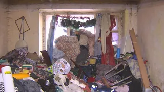 Пенсионер превратил квартиру в общежитии в свалку мусора