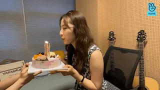 Vivi and Yves surprising Haseul on her birthday