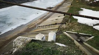 Грязь с дороги стекает в Северо-Крымский канал