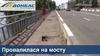 На мосту через Казенный Торец в Краматорске провалилась уборочная техника