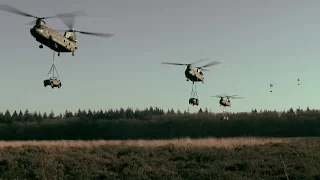 Lucht- en landmacht trainen met ladingen onder helikopters