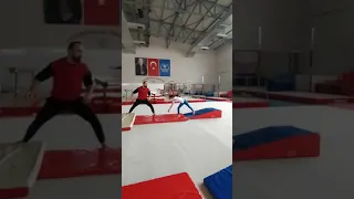 Sekişten geriye toplu çift salto...