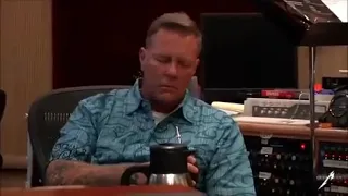 James Hetfield tomando mate y Lars Ulrich escuchando Nueva Grabación