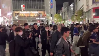 Celebrations In Shibuya Tokyo after Japan Beat Germany By 2-1 in World Cup  日本がドイツとのサッカーの試合に勝った後の渋谷