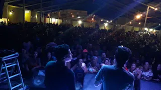 Isaias canta com a banda Asas Morenas