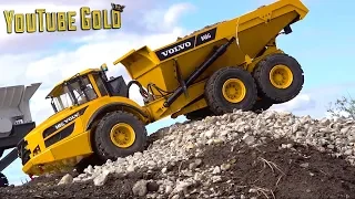 YouTube GOLD - BATTLE of the HOE'S - A GOLDEN SMILE (s2 e26) Mini Gold Mining | RC ADVENTURES