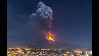 Новое извержение вулкана Этна - фонтаны лавы достигли высоты в 500 метров! #Italy #Sicily #Etna