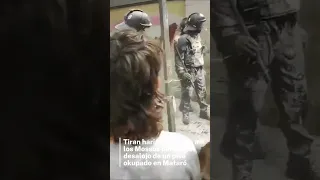 Tiran harina y huevos a los Mossos durante el desalojo de un piso okupado en Rocafonda, Mataró.