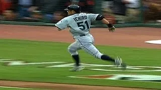 Ichiro hits an inside-the-park home run at the All-Star Game in 2007
