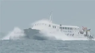 Tàu cao tốc Superdong Phú Quý phá sóng tiến về cảng