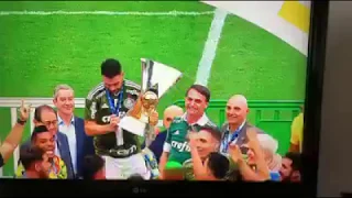 Bolsonaro entregando taça de campeão para o Palmeiras
