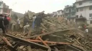 Nepal: más de 1.000 muertos por terremoto