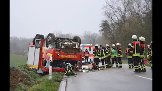 Feuerwehrfahrzeug verunglückt - fünf Feuerwehrmänner zum Teil schwer verletzt - RTH im Einsatz