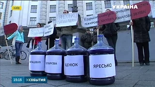 Активісти вимагають передати закупівлю ліків і вакцин міжнародним організаціям