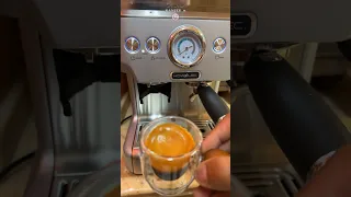 ودخلنا عالم القهوة وهذا خامس استخلاص اسبريسو😅 مكينة القهوة هوم الك المقطع ليس اعلان