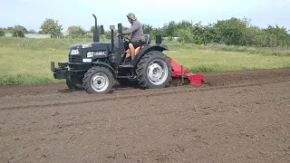 Мінітрактор фрезує не велику ділянку...