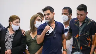 Zezé Di Camargo canta com Felipe Araújo e chora na missa do pai, Francisco