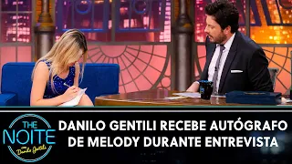 Danilo Gentili recebe autógrafo de Melody durante entrevista | The Noite (15/04/22)