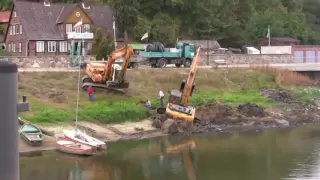 Bagger versinkt im Matsch