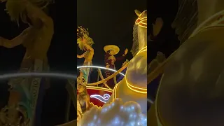 Gran ambiente durante el desfile del carnaval este Domingo