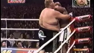 Bob Sapp. Боб Сапп с сумоистом Акебоно Таро .