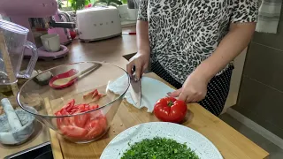 Готовлю ужин ! Салат Летний 🥗🍅🥬🥒 🥫 А в духовке🧆 котлетки  Olga Kirchgessner