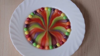 Скитлс и вода радуга из SKITTLES. Веселый и красочный эксперимент!