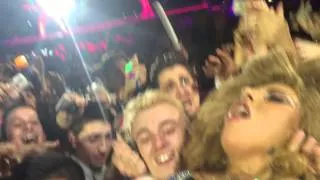 Lady Gaga saltando al público en Barcelona