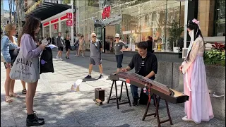 Traditional Chinese GuZheng music 澳洲布村街头古筝演奏：市集！期间遇见一位喜欢弹吉他的小哥哥，对古筝很感兴趣，于是有了这段即兴表演，大家评价一下：他弹得如何呢？