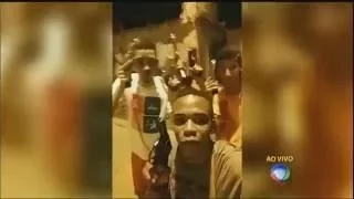 Criminosos exibem armas pesadas e assustam comunidade na BA