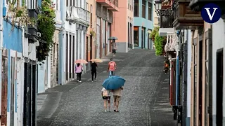 La lluvia de ceniza cruza la isla de La Palma y cubre los municipios del este