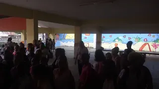 Alunos cantam o Hino Nacional Brasileiro