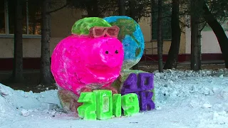 Курсанты ДВОКУ слепили из снега агрессивную свинью