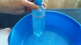 Дырявая пластиковая бутылка с водой. Water Experiments for kids.