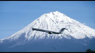 Вулкан в иллюминаторе.Летим из Камчатки Boeing 777-300ER Комфорт класс.Volcano in the porthole.