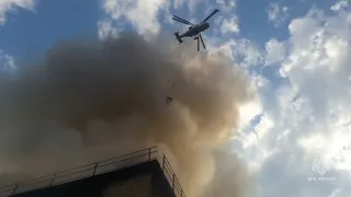 На горящий завод в Москве сбросили сотни тонн воды с двух вертолетов