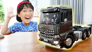 Yejun's power wheel truck car toy assembly play game.