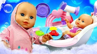 Banyo yapma oyunu. Baby Born yıkanıyor. Bebek bakma videosu.