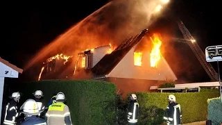 Feuer zerstört Doppelhaus in Hamberge