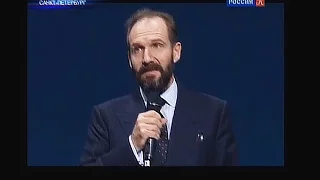 Ralph Fiennes delivers speech in Russian