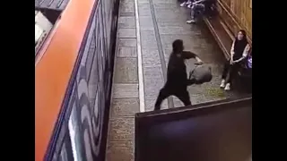 На станции Баррикадная, молодой человек чуть не упал под поезд