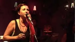 Samantha Gibb & The Cartel performs an Adele, Black Keys, and Sam Cooke medley.