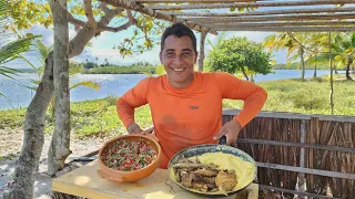 Pescando peixe de rede e preparando um frito diferente na praia