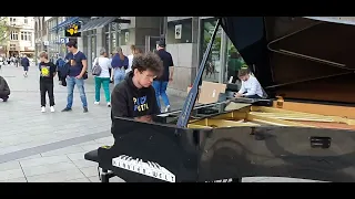 Linkin Park Piano Medley (In the End + What I've done) in pedestrian zone