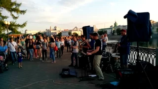 Уличные музыканты на набережной в Екатеринбурге