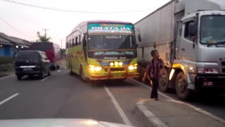 Indonesia bad driving: the bus.