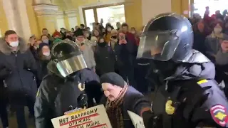 Протесты в России. Толпа наблюдает как полиция арестовывает пенсионерку.