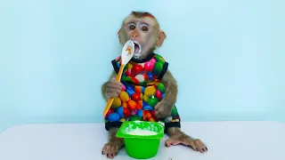 Smart Monkey KaKa knows how to eat yogurt with a spoon like a child
